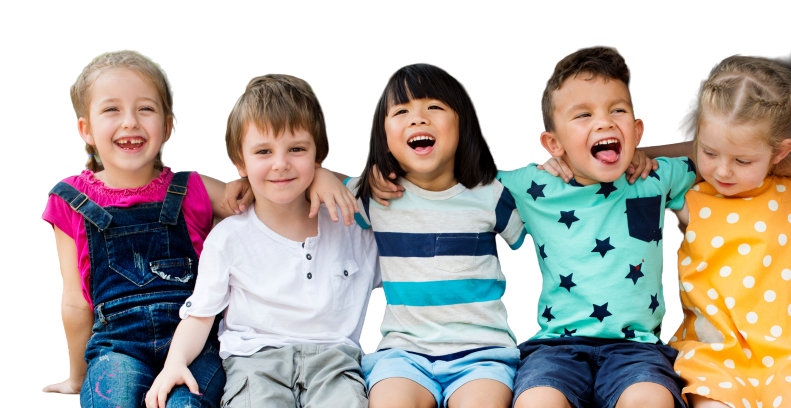 Fünf Kinder sitzen auf einer Bank